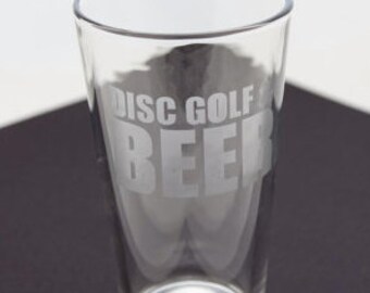 Vaso de pinta estilo pub, vaso grabado para disc golf y cerveza. ¡Excelente regalo para el disc golfista de tu vida!