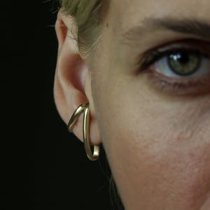 Vendra ear cuff in solid bronze - silver ear post