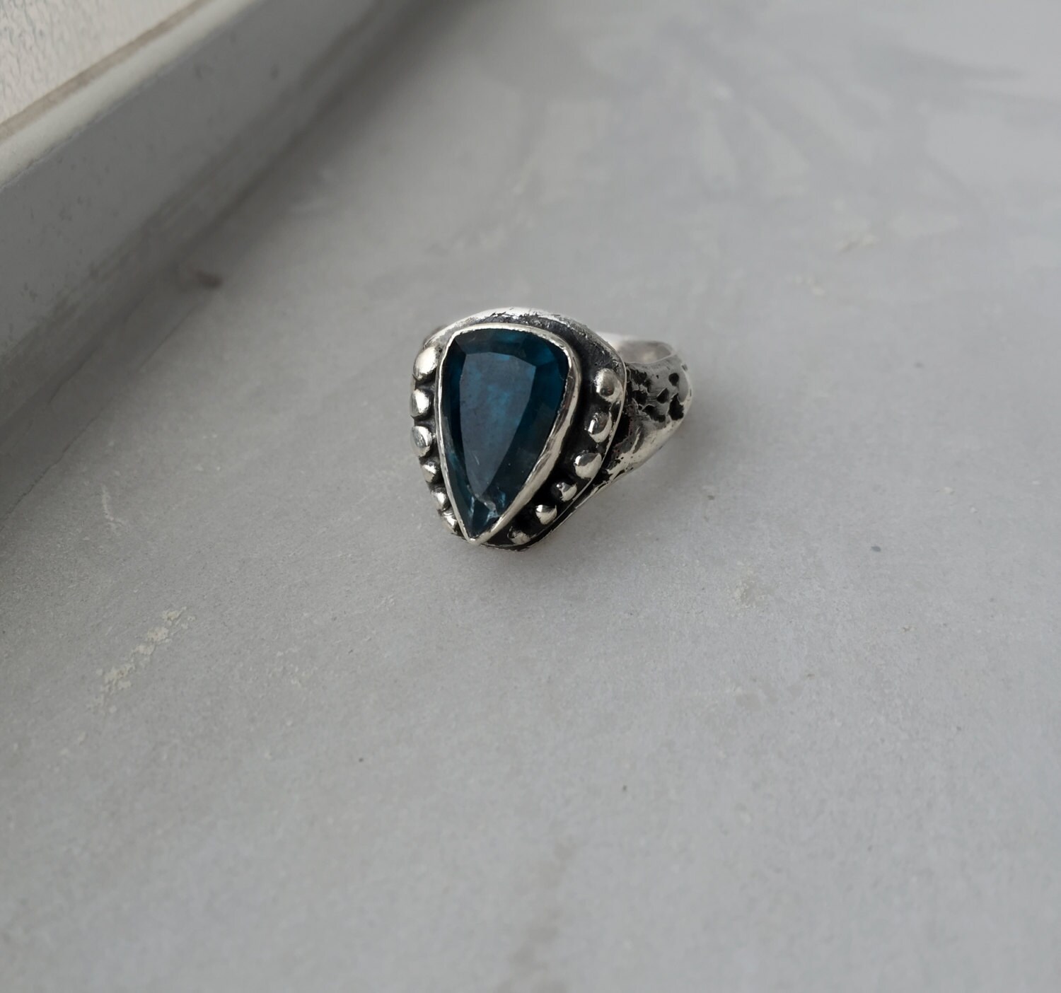 ORNA APATITE GOLD RING BRONZE BREAK A STONE