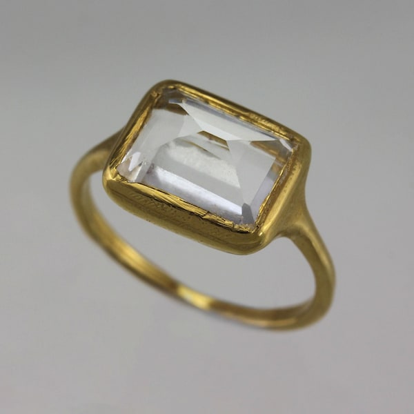 Anillo solitario de cuarzo transparente tallado a mano, hecho a pedido.