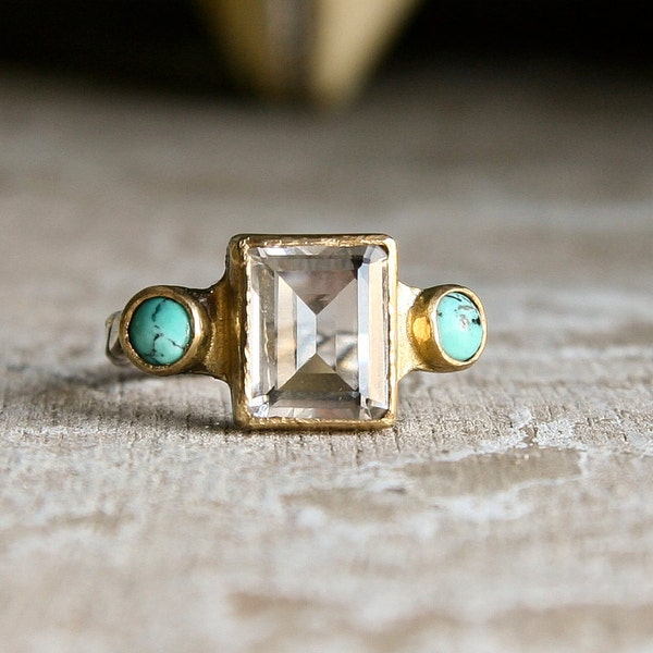 Cuarzo transparente de talla turquesa y esmeralda en plata de primera ley y anillo de estilo vintage dorado hecho a pedido
