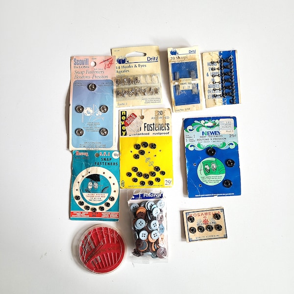 Miscellaneous vintage sewing lot. Buttons, hooks eyes agraffes, loops, snap fasteners, buttons-pressions, needles.