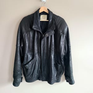 La Boutique du cuir fabriqué au Canada Blouson aviateur en cuir noir vintage des années 1990 avec épaules rembourrées. Vestes oversize unisexes.