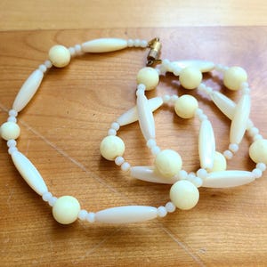 Vintage 1020s Art Deco Mother of Pearl necklace. Retro Antique jewelry.