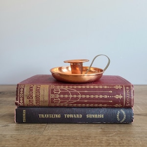 bougeoir vintage en cuivre avec soucoupe et anse en laiton. Guilde des artisans du cuivre. Bâton de chambre « style We Willie Winkle ».