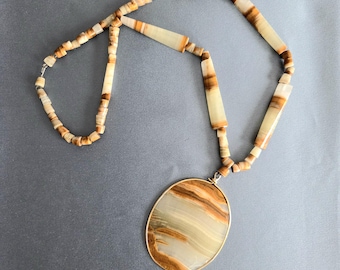 Vintage Mexican Onyx/Agate stone bead necklace with large pendant. Retro jewelry.