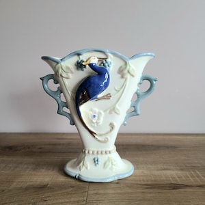 vase en céramique étroit vintage avec oiseau exotique 3D et poignées. Décoration de maison.
