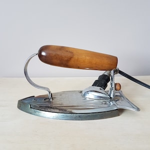 vintage K M GAD-A-BOUT Travel Iron 1940s folding iron # 17-500** Knapp Monarch co