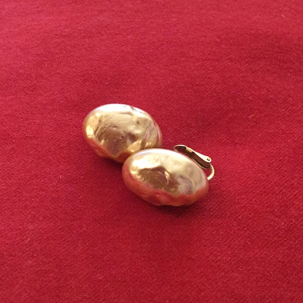 60's gold tone baroque faux pearl clip on earrings