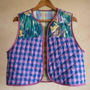 Återvunnen quiltad väst | Lila gingham-patchworkväst | Boho-body i återvunnet tyg