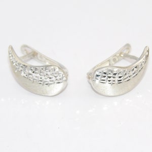 Hand Made.925 Sterling Silver Polished Diamond Cut Huggie Hoop Leaf Earrings Floral Design Satin and Diamond cut finish
