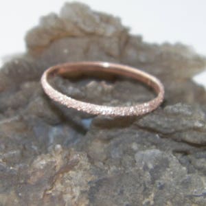 Anillo de bodas apilable de plata de ley 925, hecho a mano, con acabado en polvo de estrellas, chapado en oro rosa de 14 quilates, tamaño personalizado.