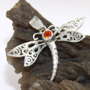 Colgante de libélula de plata de ley 925 hecho a mano en Estados Unidos con piedra de zafiro rojo natural de 3,7 mm