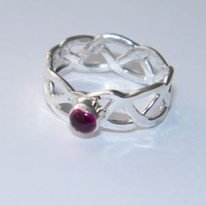 Anel celta trançado de prata esterlina 925 martelado artesanal, cabochão de rubi de laboratório-tamanho personalizado