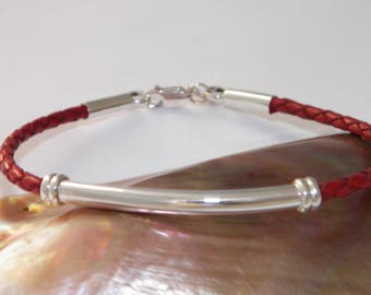 Pulsera hecha a mano de plata de ley 925 y cordón de cuero natural trenzado de 3 mm. Tamaño y color personalizados.