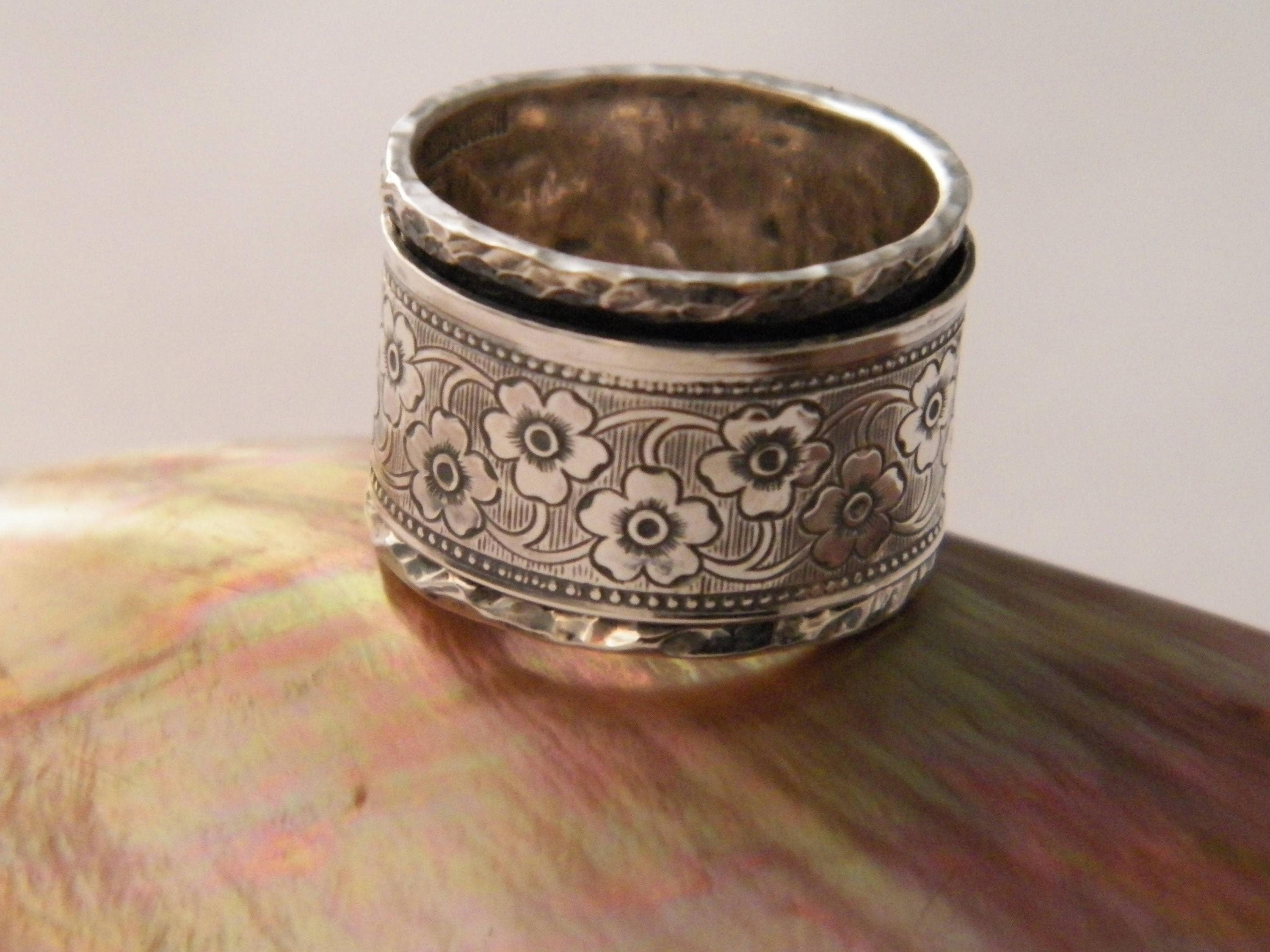 Hammered flower ring main image 1