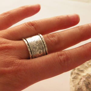 Bague pivotante en argent sterling 925 oxydée, motif fleur martelé fait main - Taille personnalisée