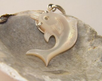Collier Vintage Avec Pendentif Dauphin En Nacre - Chaine Métal - Bon état (occasion)