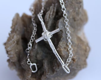 Pulsera de cruz martillada de plata de ley 925 masiva hecha a mano con rolo redondo