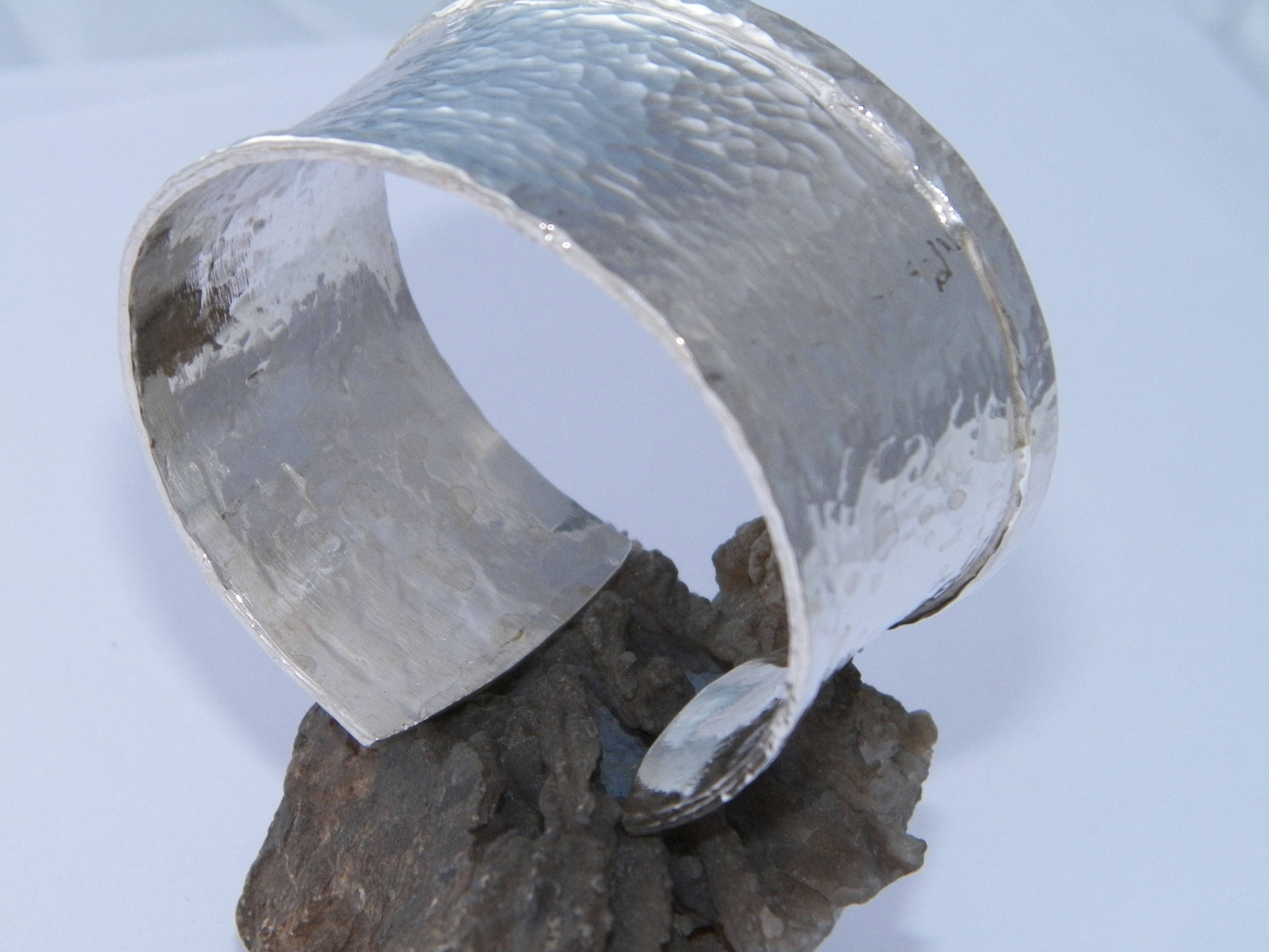 バングル Silver Oval Shape Hammered Surface Bangle / Bracelet / Cuff Sterling Silver Oval Bangle 2mm - Hammered (In Stock