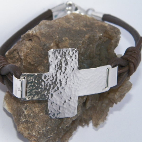 Pulseira artesanal em prata de lei 925 e couro marrom com cruz martelada redonda.