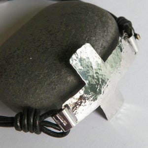 Handgemaakte 925 sterlingzilver en ronde leren gehamerde kruisarmband