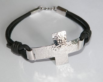 Handgemachtes 925 Sterling Silber & rundes Leder gehämmertes Kreuz Armband