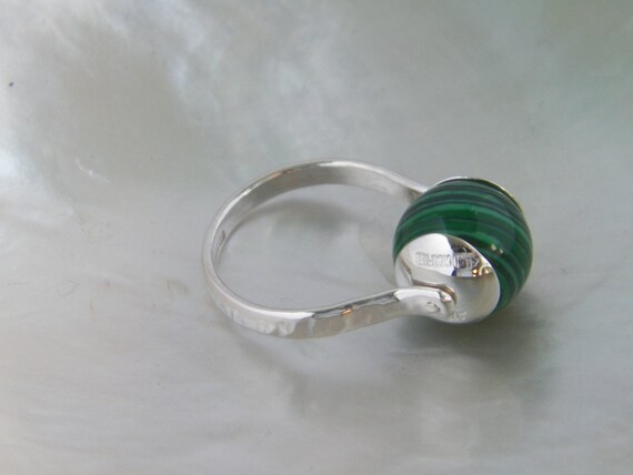 Bague femme malachite sertie perpendiculairement au doigt | Agate You Bague femme malachite sertie perpendiculairement au doigt | Agate You