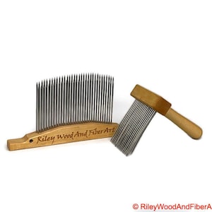 Puede incluir: Dos herramientas de madera para arte en fibra con púas metálicas. Una es un peine grande y rectangular con el texto "Riley Wood And Fiber Art" grabado en el mango. La otra es un peine más pequeño, de mano, con mango de madera.