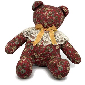 Sitzender Kuschelbär - Rotes Blümchen - Antikes Material