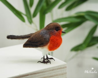 Felt taxidermy bird - Robin figurine - faux taxidermy robin - Robin decor - gift for bird lover - felt bird -gift for her - gift for mum