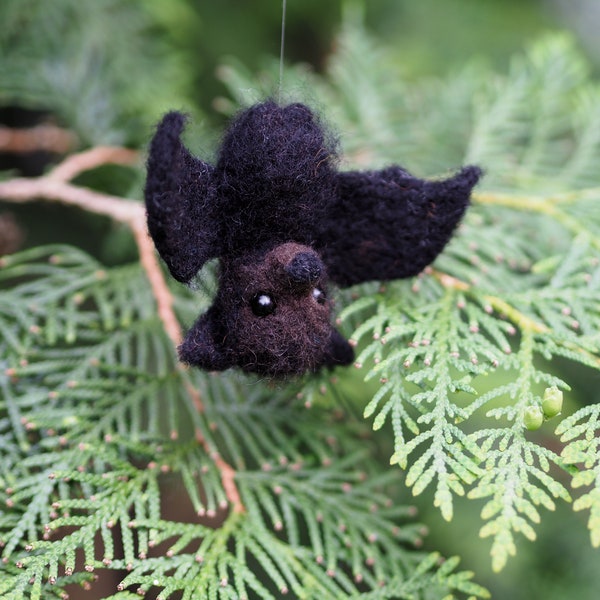 Needle felted miniature realistic bat, cute baby bat, bat gifts, gothic gift ideas, needle felt animal, wool bat, halloween bat decor