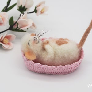 Needle felted mouse, Felted sleeping mouse, Felt animal decor, Gift for a loved one, Cute gifts, Housewarming gift, Mouse figurine