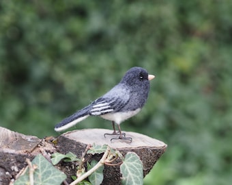 Felt bird art, felted Dark-eyed junco figurine, bird lover gift, bird decor, bird sculpture, felt animal, gift for nature lover