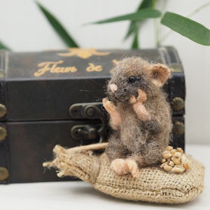 Needle felted handmade mouse figurine, Farmhouse decoration, Rustic decoration, Housewarming gift