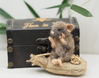 Needle felted handmade mouse figurine, Farmhouse decoration, Rustic decoration, Housewarming gift