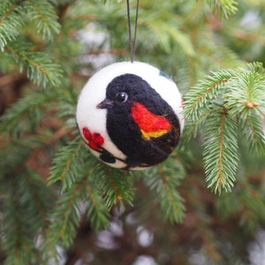 Christmas ball with bird motif, Needle felted Christmas ornament, Christmas baubles, Red winged blackbird ornament image 2