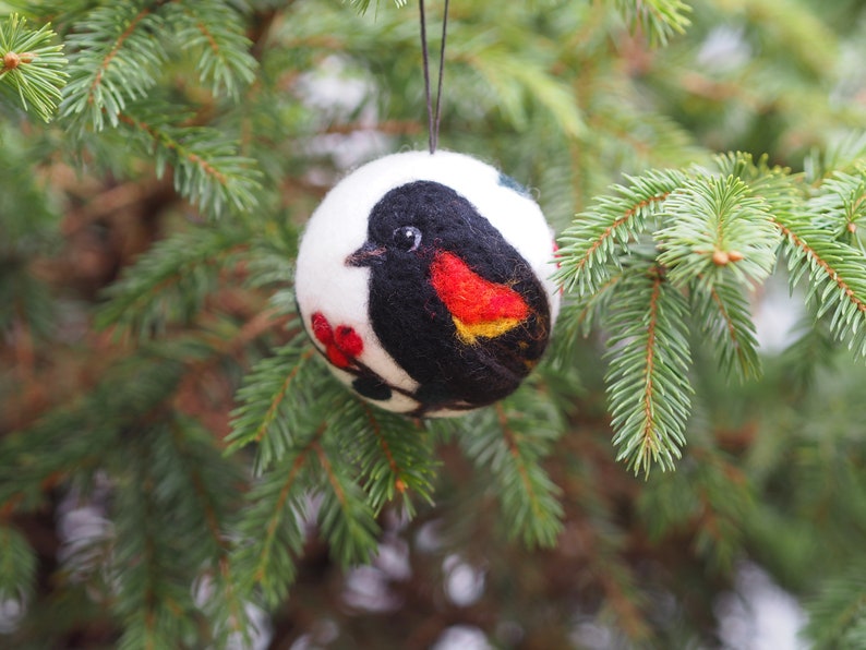 Christmas ball with bird motif, Needle felted Christmas ornament, Christmas baubles, Red winged blackbird ornament image 2
