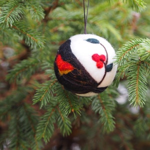 Christmas ball with bird motif, Needle felted Christmas ornament, Christmas baubles, Red winged blackbird ornament image 3