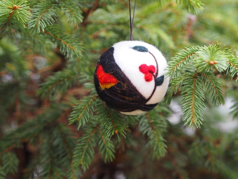 Christmas ball with bird motif, Needle felted Christmas ornament, Christmas baubles, Red winged blackbird ornament image 3
