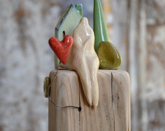 Dalla serie "Piccole Storie" figura in ceramica, cuore, albero