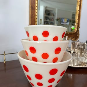 ファイヤーキング ミキシングボウルレッドドット2点セット Fire King Kitchen Aids Set of 2 Splash Proof Mixing Bowls