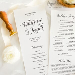 Może przedstawiać: Program ceremonii ślubnej w czarno-białym kolorze. Program zawiera listę kolejności wydarzeń na ślubie Whitney i Josepha, kt&oacute;ry odbędzie się w Chateau Bellevue w Austin, Teksas 14 listopada 2020 roku.