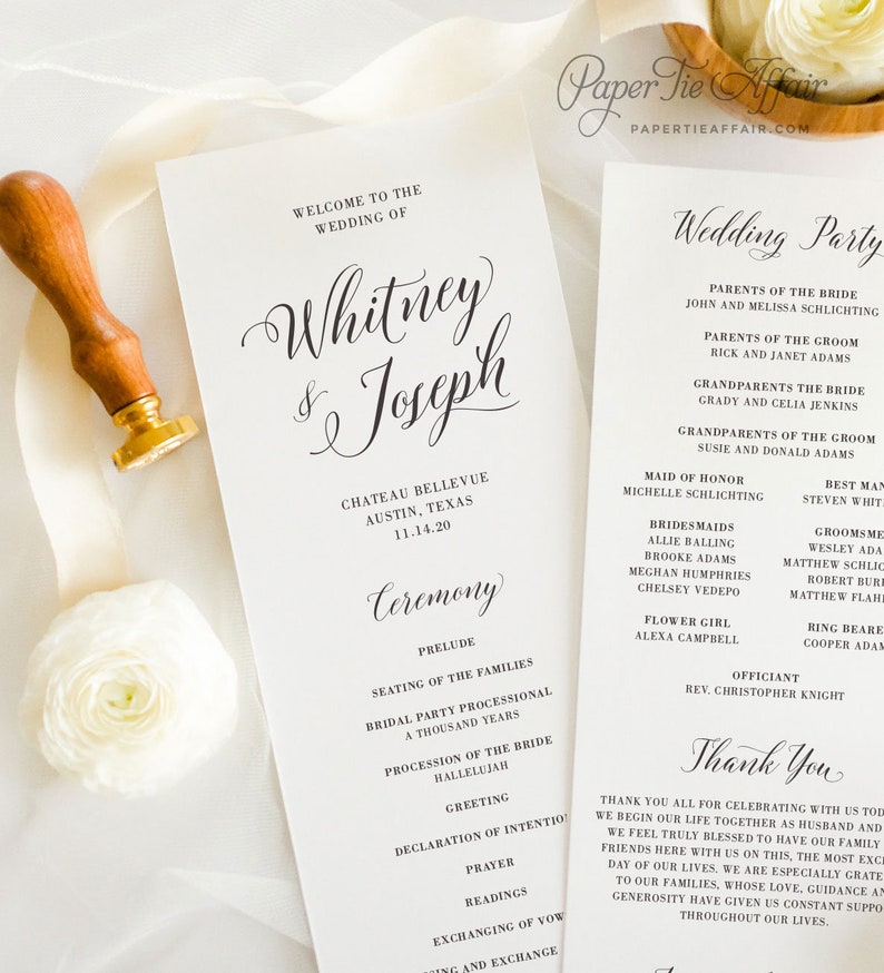 Może przedstawiać: Program ceremonii ślubnej w czarno-białym kolorze. Program zawiera listę kolejności wydarzeń na ślubie Whitney i Josepha, kt&oacute;ry odbędzie się w Chateau Bellevue w Austin, Teksas 14 listopada 2020 roku.
