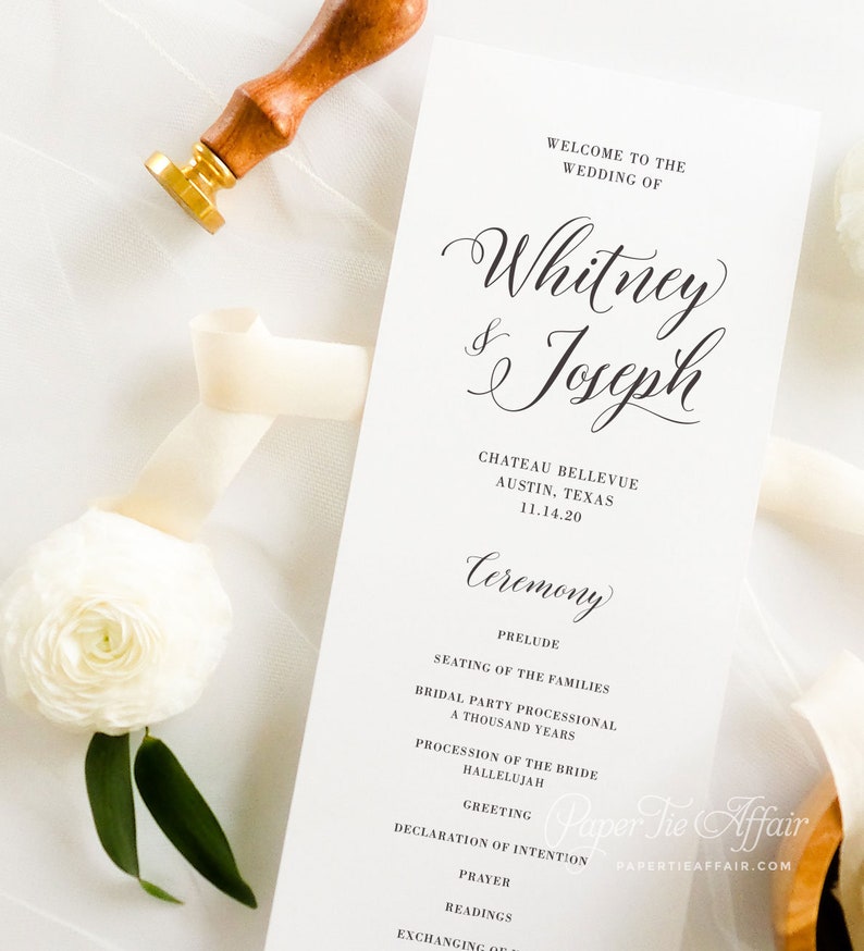 Może przedstawiać: Program ceremonii ślubnej z imionami Whitney & Joseph w eleganckim piśmie. Program zawiera listę kolejności wydarzeń ceremonii, w tym preludium, rozsadzenie rodzin, procesję ślubną i procesję panny młodej. Program jest wydrukowany na białym papierze z czarnym tekstem i ozdobiony złotą pieczęcią woskową.