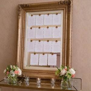 Tarjetas de asientos impresas con bordes desbarbados, caligrafía tradicional, recepción de bodas, señalización, tarjetas de nombre - Sierra Script Torn Edge