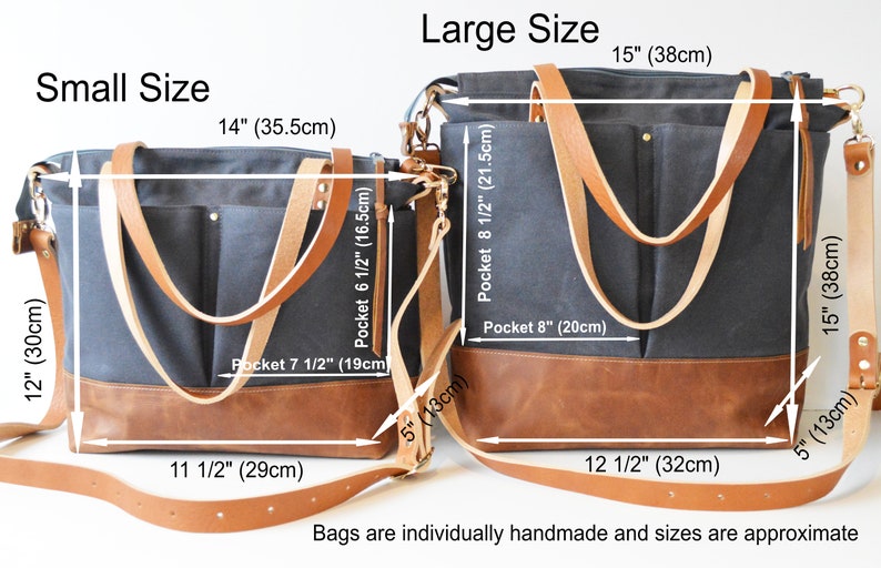 Puede incluir: Dos bolsos de mano de lona con detalles de cuero. El bolso peque&ntilde;o mide 35,5 cm de ancho, 30 cm de alto y tiene un bolsillo de 16,5 cm. El bolso grande mide 38 cm de ancho, 38 cm de alto y tiene un bolsillo de 20 cm. Ambos bolsos tienen asas y correas de cuero.