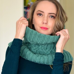 Unisex knit tube scarf in green, knitted infinity cowl, thick knit neck warmer with cable pattern, great Christmas gift for her, many colors image 1