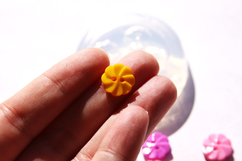 B0 Handmade Resin Mold for Flower Button Beads made from Clear Silicone 4 piece