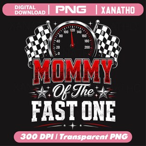 Op de afbeelding: Een digitaal grafisch ontwerp met een snelheidsmeter met een rode naald, geflankeerd door twee zwart-wit geblokte racevlaggen. De tekst "MOMMY Of The FAST ONE" staat in dikke, verweerde rode en witte letters, met twee zilveren sterren.
